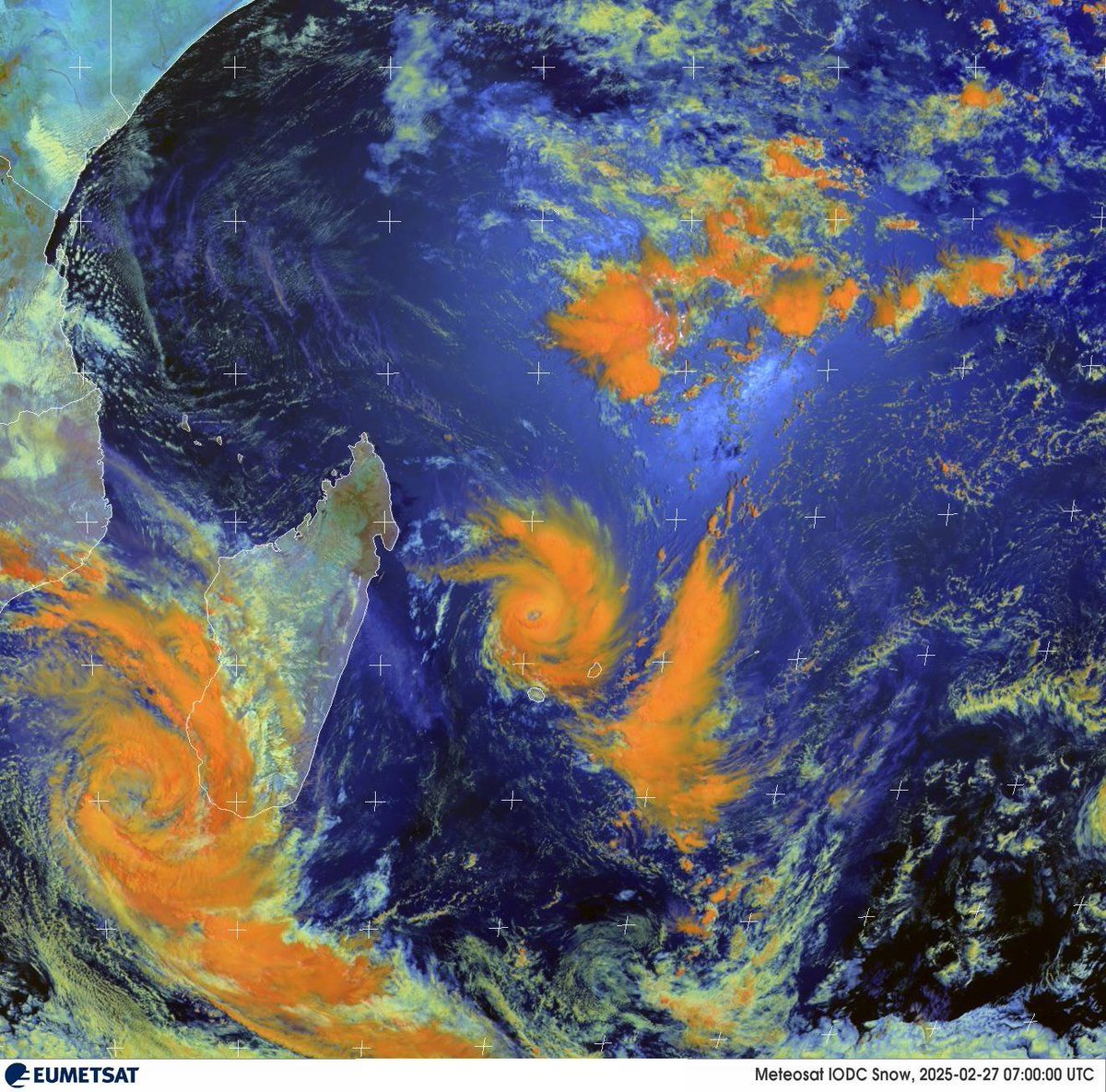 Madagascar exprime sa solidarité avec La Réunion et Maurice, durement touchées par le cyclone #Garance. Nos pensées vont aux victimes et à leurs proches. Nous saluons le courage des équipes mobilisées. 🇲🇬📷 #Solidarité #Diplomatie