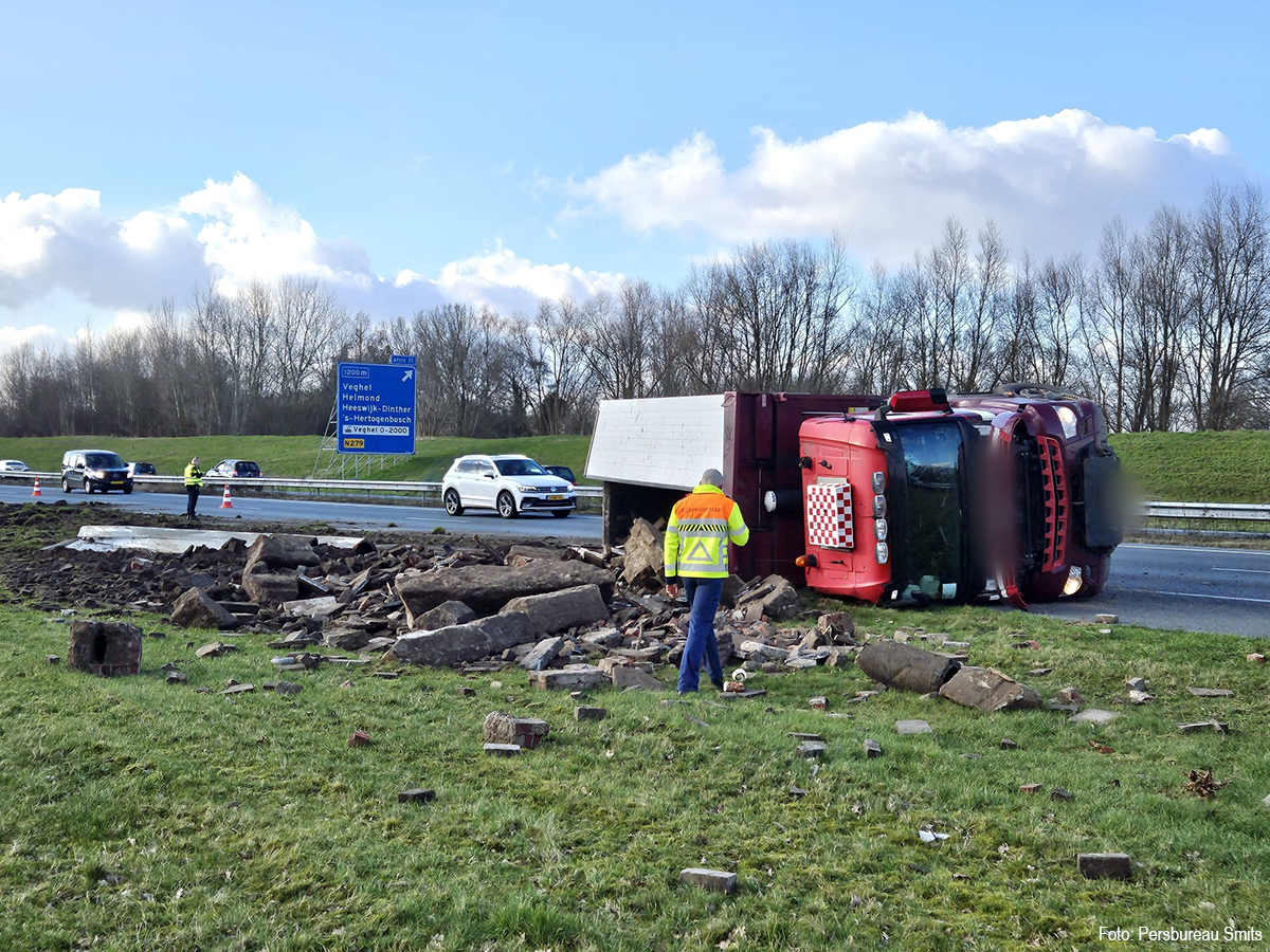 Vrachtwagen met puin gekanteld op A50
