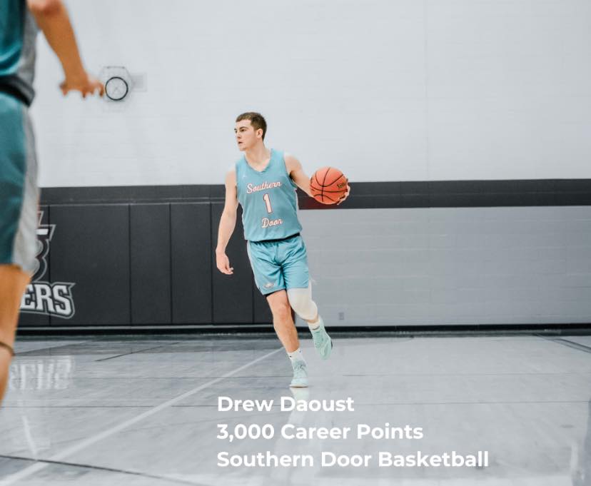 Congratulations to Southern Door Senior Drew Daoust, who surpassed the 3,000-point milestone Thu. night against Oconto, becoming only the second boys’ player in Wisconsin state history to achieve this incredible feat!
What an amazing accomplishment—way to go, Drew!
#SDEagleStrong