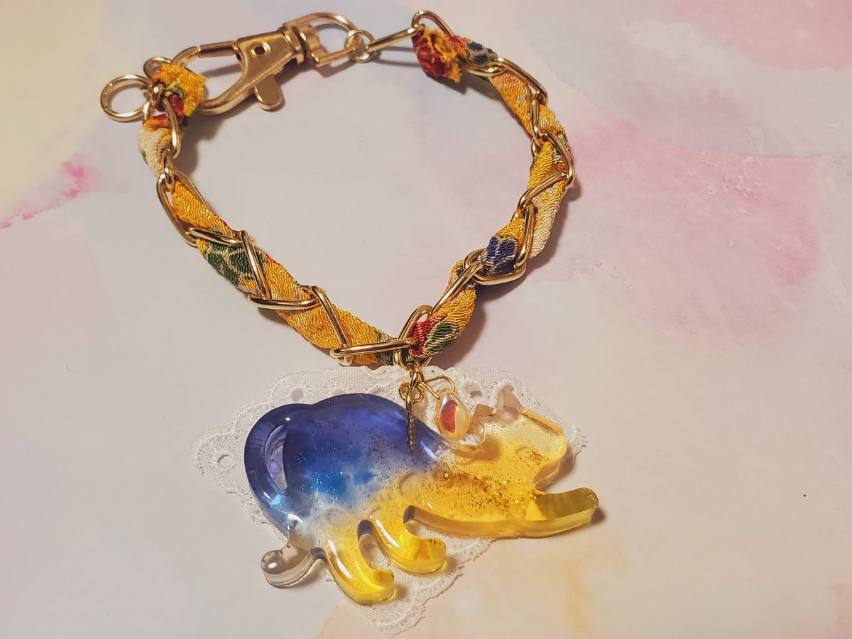 色の魔術師・汐鳥耳環店さん❤
荒川ねこさんのバックチャームを作ってもらいました🐱夕やけだんだんから見る夕陽をイメージしたねこさん🐱
#ハンドメイドアクセサリー
#ChiMa