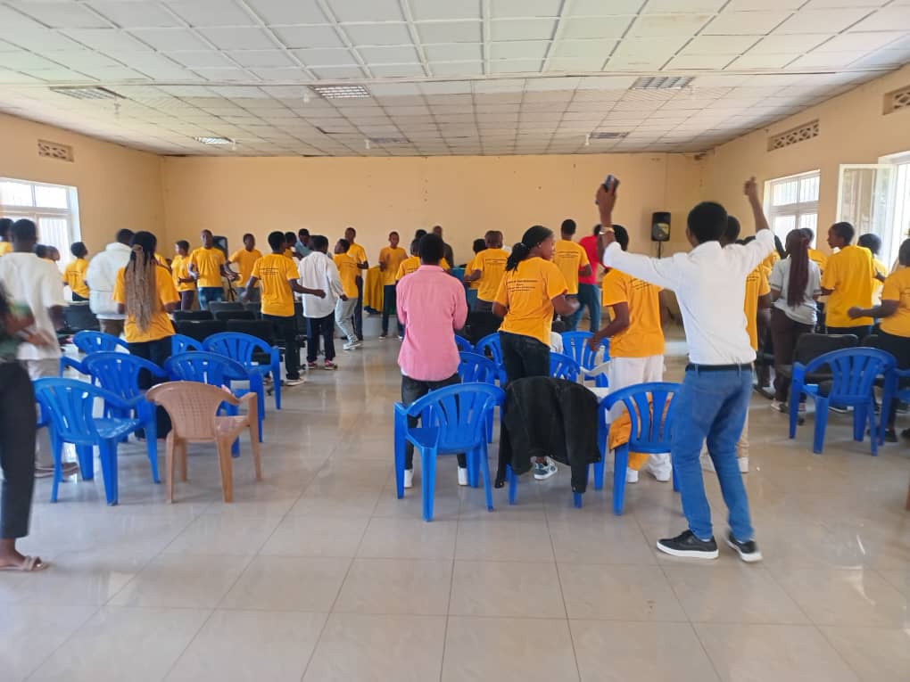 None mu murenge wa <a href="/GikondoS/">Gikondo Sector</a> habaye igikorwa cyo gusoza urugerero rw'inkomezabigwi icyiciro cya 12.
Intore zikaba zasabwe gukomeza kubona umusemburo w'iterambere ry'igihugu <a href="/KicukiroDistr/">Kicukiro District</a> <a href="/NYC_kicukiro/">Kicukiro Youth Council</a>