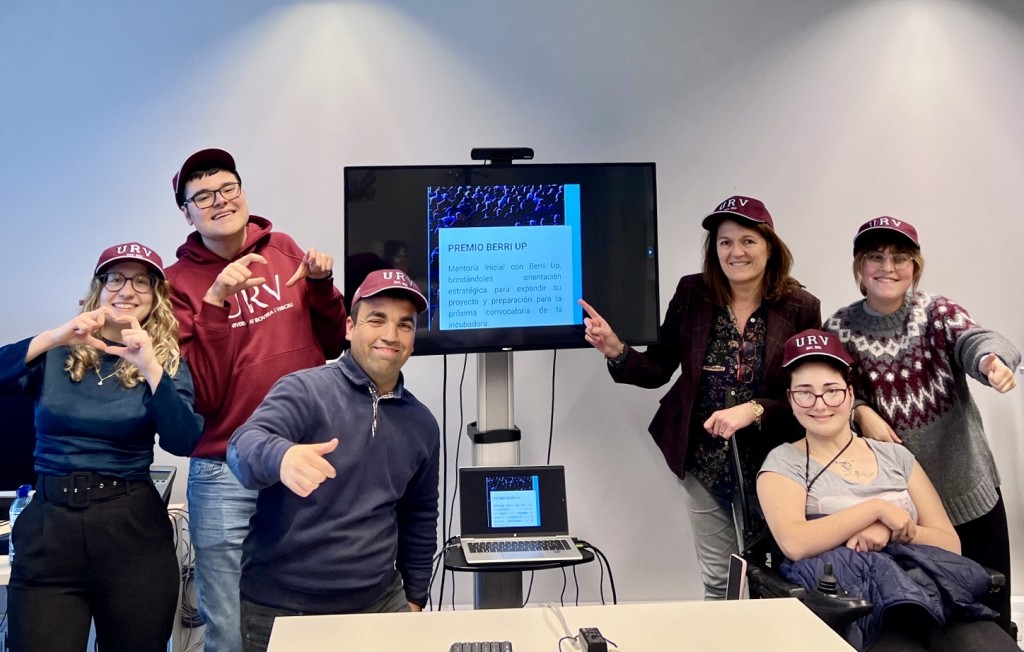 🤩Estudiants i docents d'Inserlab i estudiants del Grau en Sistemes i Serveis de Telecomunicacions de la #URV guanyen el premi Berri UP de #OdiseIA4Good amb "Dilofácil", una aplicació dissenyada per millorar la comprensió de la informació. Enhorabona!

👉diaridigital.urv.cat/lequip-dilofac…