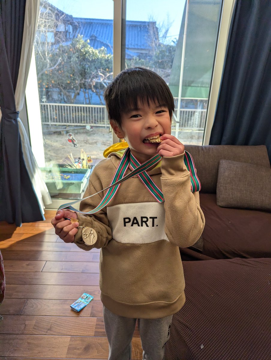 空手でもらったメダルどっかの市長より歯型付きそうな勢いで噛んでる笑