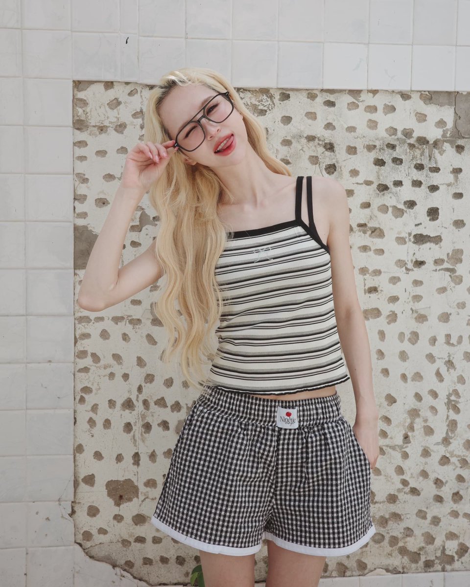 4eveforaye's tweet image. 𝐈𝐆 𝐮𝐩𝐝𝐚𝐭𝐞 : hannah_kmz

Caption : พอดีว่าสายตาหนูไม่ค่อยดี🤭
#wiz #wizx4eve #japancollection #แว่นสายตาคุณภาพ

#4EVE #Hannah4EVE