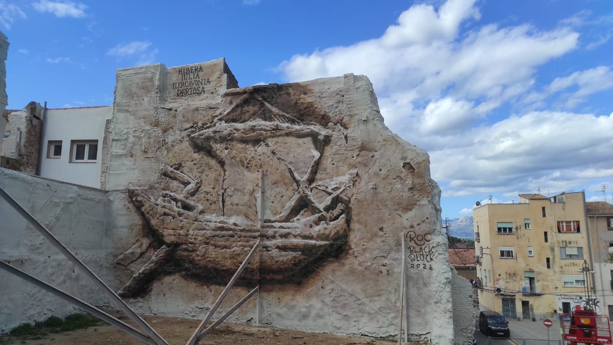 Els murals de l'artista referent de l'art urbà <a href="/rocblackblock/">roc blackblock</a>, al barri de Sant jaume, són un exemple de com unes parets grogues que donaven molt mala imatge al barri es van convertir en uns murals que recorden la nostra història reivindicant les 3 cultures de #Tortosa.