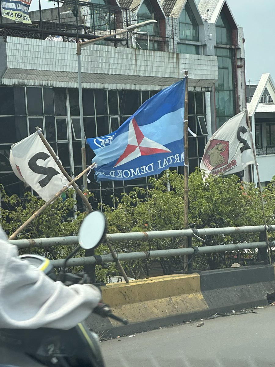 antonbinsar's tweet photo. Ini kenapa deh ada burung mencengkeram lambang mercy? Apakah seperti gambar ke-2 maksudnya? https://t.co/UbmoBuPWpk