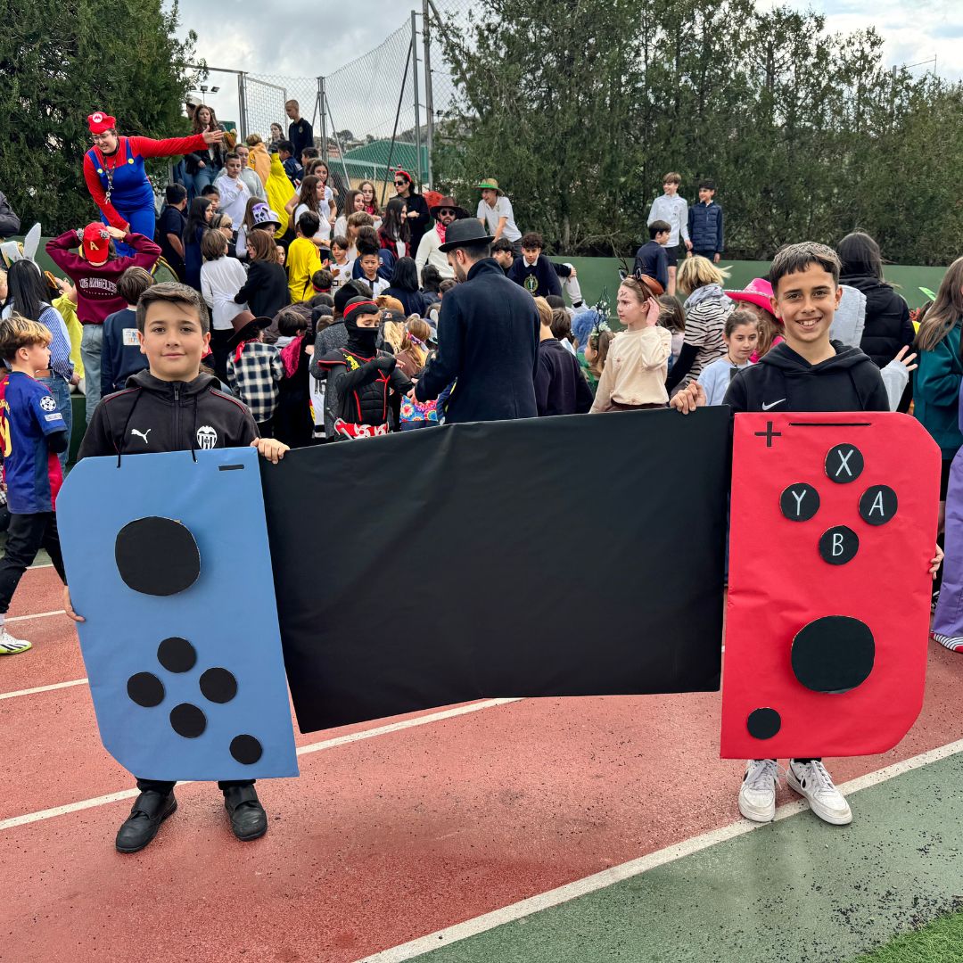 🎭 Colores, risas y mucha imaginación han llenado nuestro colegio en nuestra tradicional fiesta de #Carnaval. 🎉

Nuestros alumnos han disfrutado de una tarde llena de juegos, un creíble desfile y un concurso de disfraces donde la imaginación no tuvo límites. 🦸‍♂️🧚‍♀️👑
