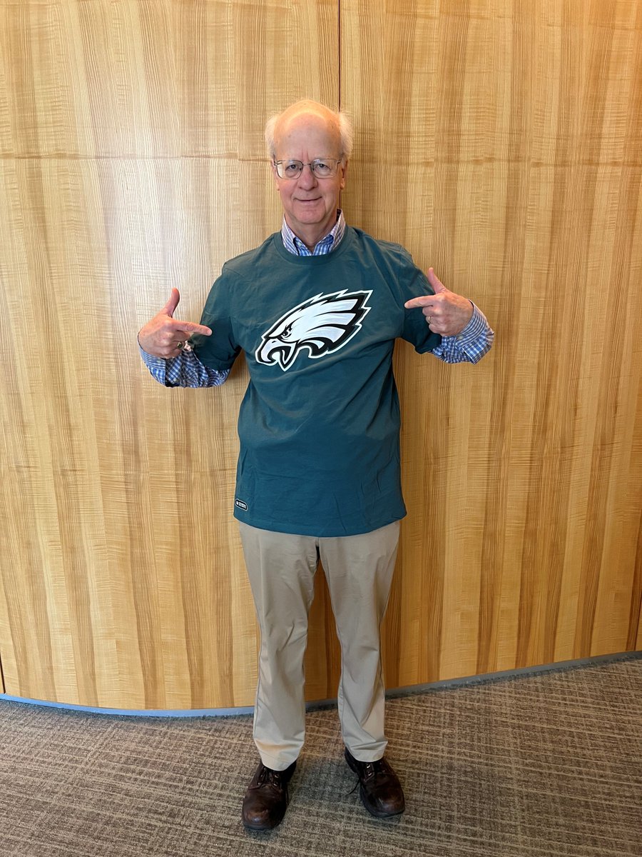 KPMGUSAlumni's tweet photo. Retired partner and former Kansas City OMP Dave Fowler honored his bet with former Philadelphia OMP Jerry Maginnis by wearing Eagles gear after their win over the Chiefs in Super Bowl LIX earlier this month! 🦅 #KPMGalumni https://t.co/ByIfkPldkv
