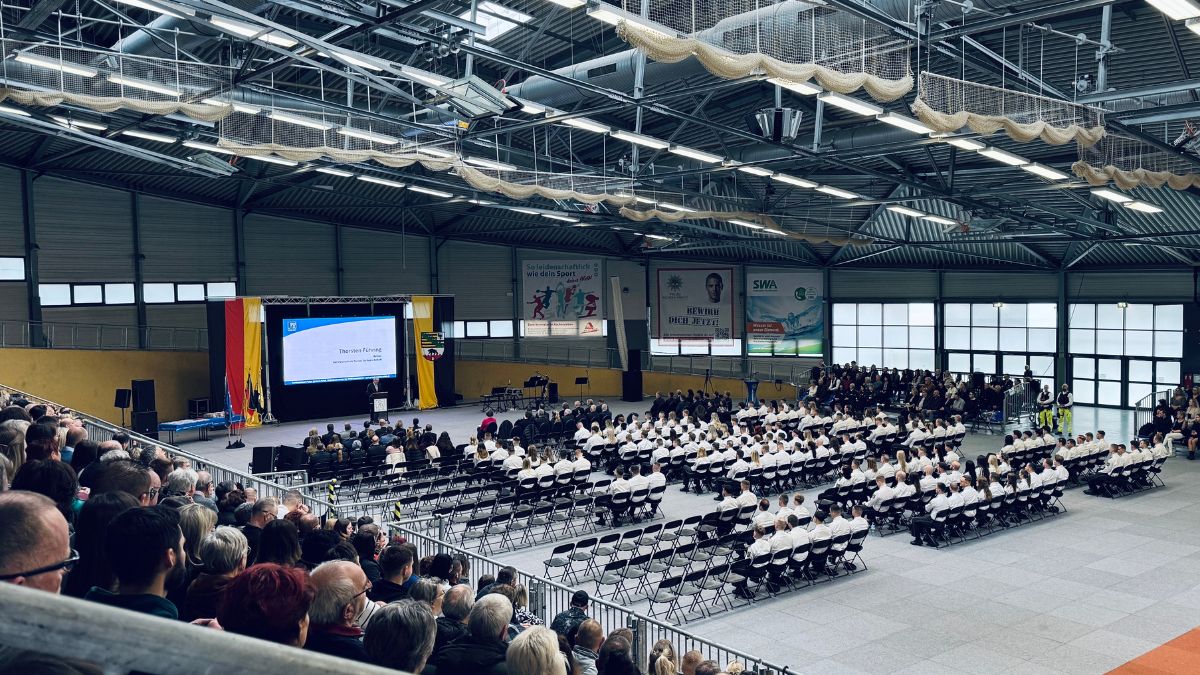 Heute haben 162 Absolventinnen und Absolventen ihre Zeugnisse von Innenministerin Dr. Tamara Zieschang und Thorsten Führing, Rektor der #Fachhochschule #Polizei Sachsen-Anhalt, erhalten. Ab dem 1. März 2025 werden sie ihren Dienst in den #Polizeibehörden des Landes antreten. 🥳
