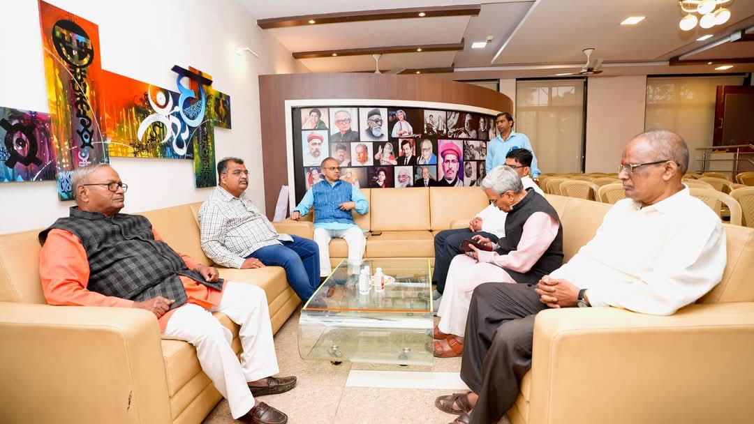 अटल हिंदू गीत - एक असा मंत्र जो हिंदूंच्या सामर्थ्याची आठवण करून देतो! वीर सावरकर आणि अटलजींच्या प्रेरणेतून जन्मलेली ही स्फूर्तिदायक रचना, आता मराठीत! 🎶💪 #AtalHinduGeet