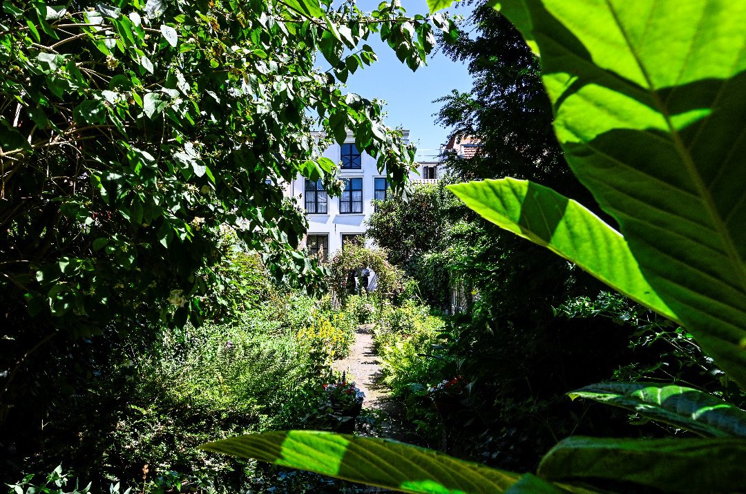 In dit huis heeft schrijfster Ina Boudier-Bakker gewoond. Toen de huidige bewoners het in 1968 kochten, was nog weinig te zien van de tuin die zij had aangelegd. In het voorjaar werd onder de klimop de tuin aangetroffen zoals mevrouw Boudier die had ingedeeld.

📍Oudegracht 333