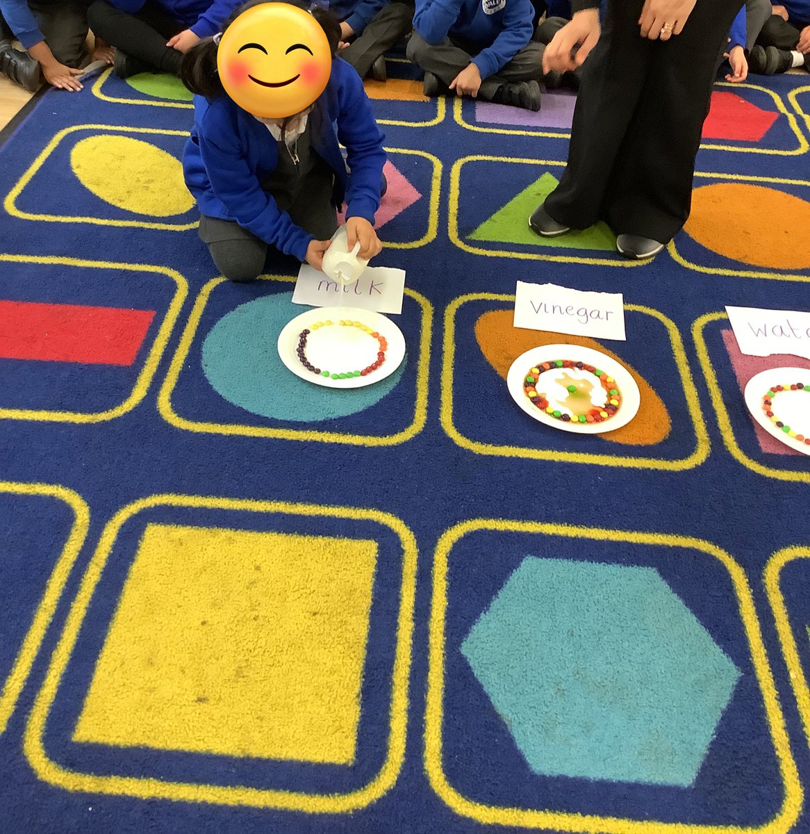 chadvaleprimary's tweet photo. #cvrc #cvrv #cvscience #cvarts We had a colour mixing experiment today, we predicted first what we thought would happen and which liquid would make the skittle colours mix quickest. https://t.co/n1QaBdNv5E