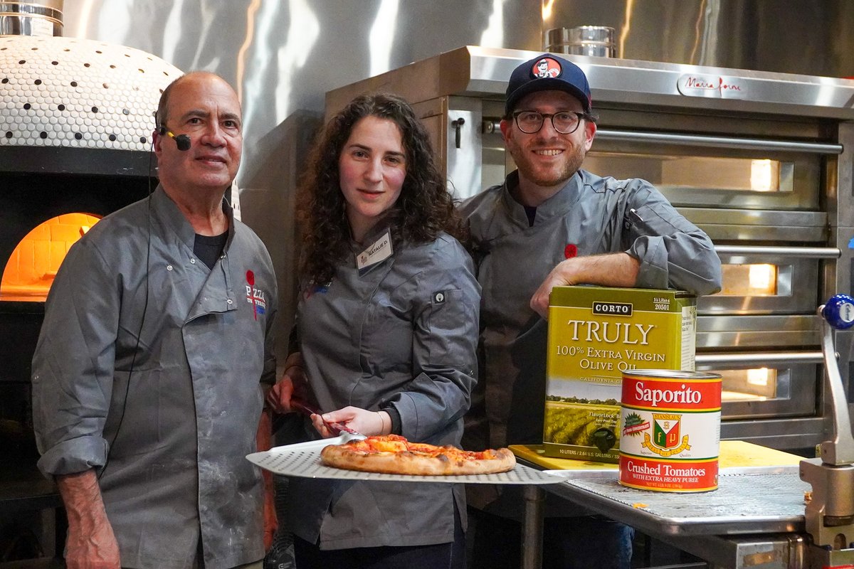 PizzaUniv's tweet image. Fresh Stanislaus tomatoes + Corto&apos;s Truly olive oil = an unforgettable pizza experience at our Start Smart class. #PizzaPerfection #StartSmart