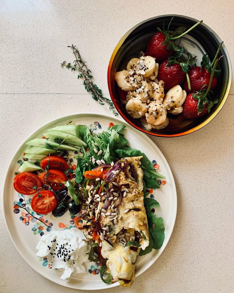Lisa_ndrae's tweet photo. Sweet treat bowl: 
Toss a banana and 3-4 strawberries into a bowl, drizzle with peanut butter, chia seeds, a little tahini, more peanut butter, and some oats—so rich, delicious, and packed with goodness! 😍#SweetBowl #HealthyEats #Foodie #BreakfastGoals #Yummy #Friday #Miami https://t.co/tJKS8dySBd