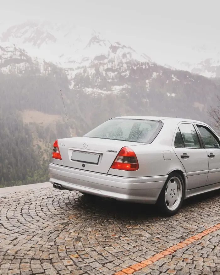 Niet zomaar een auto, maar een legende op wielen. 😎 

De Mercedes-Benz C 36 AMG uit 1993 was het allereerste serieproductie project van Mercedes-Benz en AMG en markeerde het begin van een iconische samenwerking. ✨

📷 <a href="/mr/">mr</a>.ylt voor #MBfanphoto

#MercedesAMG #AMGclassics