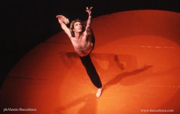 Hoy celebramos el #DiadelBailarin en honor al argentino Jorge Donn (1947-1992), icono de la danza del siglo XX.
Fue intérprete del Ballet de Maurice Béjart, quien creó obras para él, y partenaire de bailarinas rusas como Maya Plisétskaya y Natalia Makarova.
¡Feliz día a todxs!