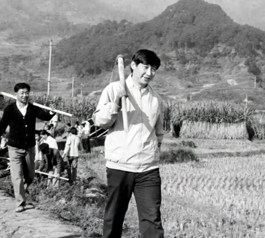 XoiXiJinping's tweet photo. En mi época no había WhatsApp, había campos de arroz y nos divertíamos con eso https://t.co/D7Q068G1VP