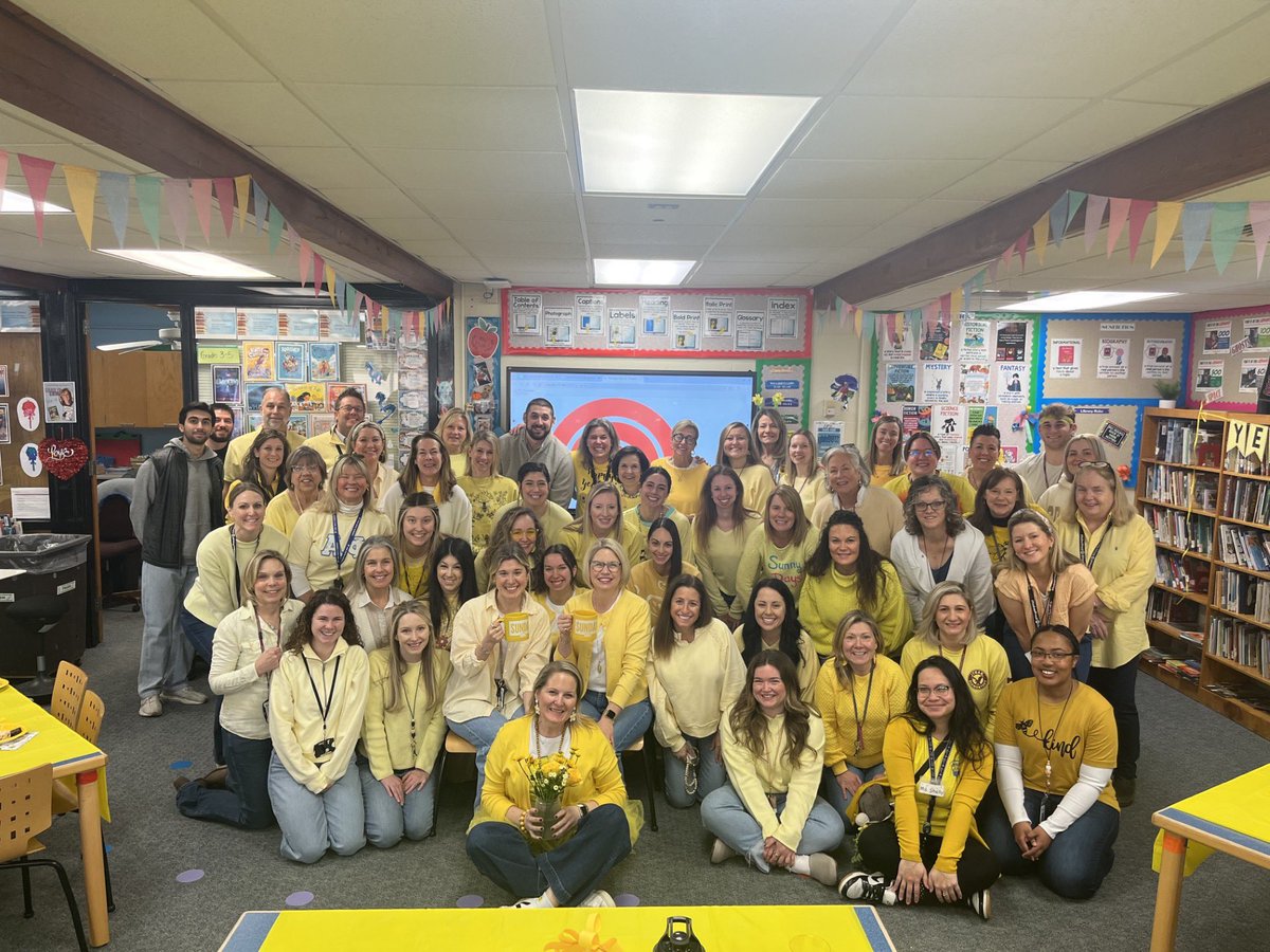 wag_j's tweet photo. #yellowday @IthanES https://t.co/BgilKmkD4E