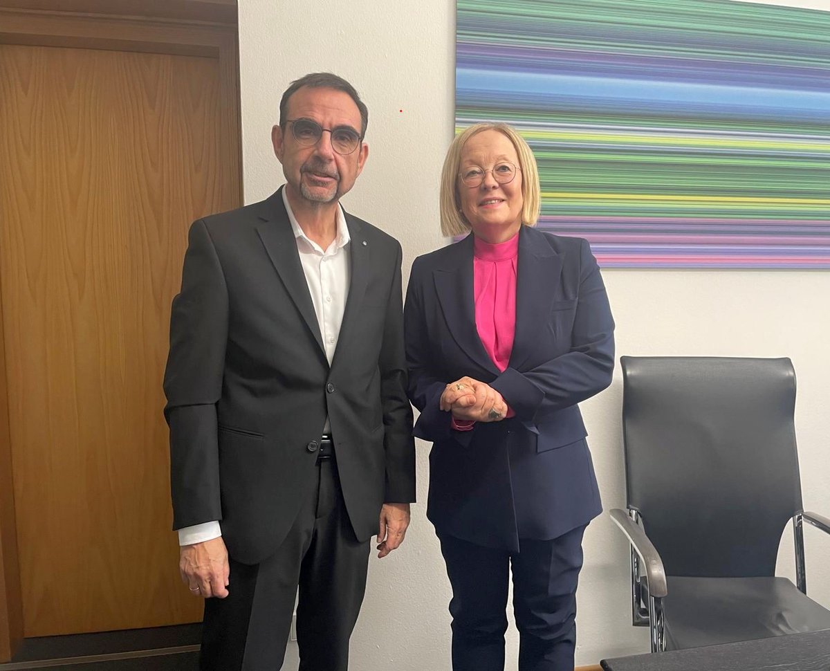 Die Vorstandsvorsitzende der #AOKBayern, Dr. Irmgard Stippler, im Austausch mit Klaus Holetschek, CSU-Fraktionsvorsitzender: Gute und bezahlbare Versorgung sowie die Stabilisierung der GKV- und SPV-Finanzierung standen im Fokus.
📸Franz Niedermaier/AOK Bayern