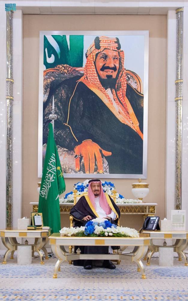 SaudiNews50's tweet photo. عاجل..

خادم الحرمين الشريفين يوجّه كلمة بمناسبة شهر رمضان المبارك

👇👇

وجه خادم الحرمين الشريفين الملك سلمان بن عبدالعزيز آل سعود ـ حفظه الله ـ كلمة إلى المواطنين والمقيمين في المملكة والمسلمين، بمناسبة حلول شهر رمضان لعام 1446هـ.

 وفيما يلي نص الكلمة التي تشرّف بإلقائها معالي وزير الإعلام الأستاذ سلمان بن يوسف الدوسري:

 بسم الله الرحمن الرحيم
 الحمدُ لله تعالى القائل في محكم التنزيل، (شهرُ رمضان الذي أُنزل فيه القرآنُ هدى للناس وبينات من الهدى والفرقان)، والصلاة والسلامُ على المبعوث رحمة للعالمين، وعلى آله وصحبه أجمعين.

 أبنائي وبناتي، إخواني وأخواتي المواطنين والمقيمين في المملكة العربية السعودية وعموم المسلمين.

 السلام عليكم ورحمة الله وبركاته:
 نحمدُ الله الذي بلغنا شهر رمضان المبارك، شهر الرحمة والمغفرة والعتق من النار.

 وإذ نهنئُكم ببلوغ الشهر الكريم، لنسألُ المولى عز وجل أن يوفقنا لصيامه وقيامه.
 ونشكرُ المولى القدير عز وجل، على ما اختُصت به هذه البلاد المباركة، من شرف خدمة الحرمين الشريفين وقاصديهما، من حجاج ومعتمرين وزائرين، وعمارة الحرمين الشريفين، وذلك نهج دأب عليه ملوك المملكة العربية السعودية، منذ توحيدها على يد الملك عبدالعزيز بن عبدالرحمن - رحمه الله -.

 أيها المسلمون
 شهر رمضان موسم عظيم من مواسم الخيرات، تُفتح فيه أبواب السماء، وتُنزلُ البركاتُ وتُضاعف الأجور، وتُمحى الذنوب وتظهر معاني التآخي بين المسلمين، فحريُّ بنا اغتنامه في طاعة الله لنيل رضوانه.

 ونسألُ الله عز وجل أن يديم علينا الأمن والأمان، وأن تنعم جميع الدول بالسلم والأمن، وأن يعيش الأشقاءُ في فلسطين في أمان واستقرار، وأن يحفظ سبحانه بلادنا والأمة الإسلامية والعالم أجمع، إنه سميع مجيب.

 والسلام عليكم ورحمة الله وبركاته.

-