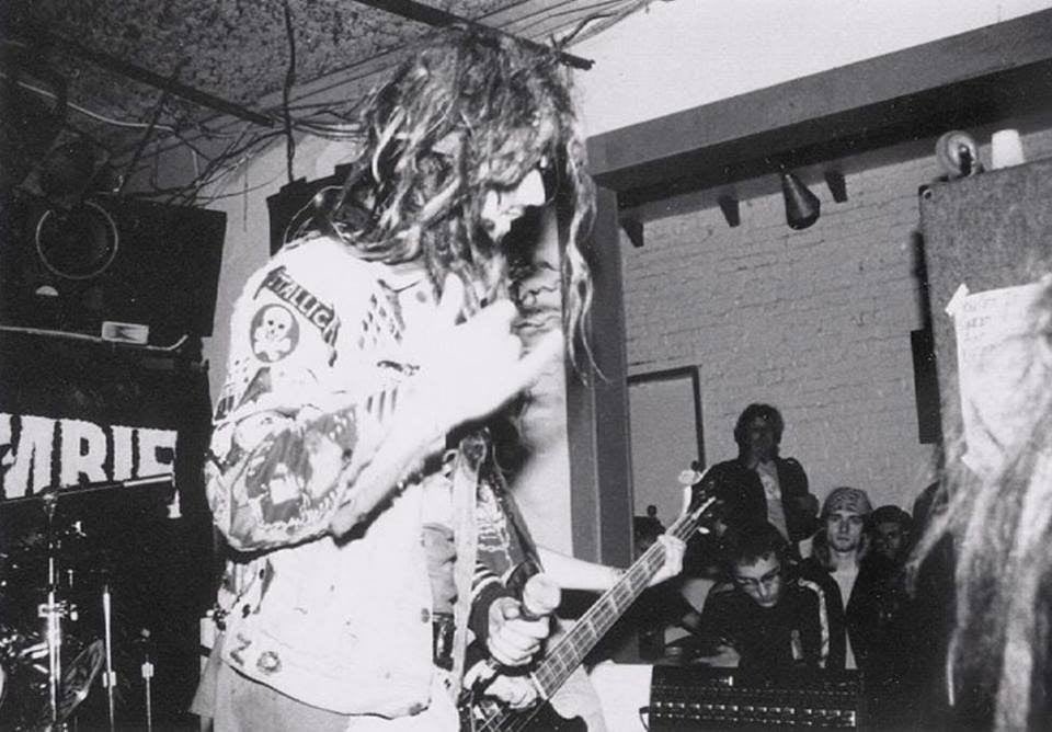 DailyRobZombie's tweet photo. Kurt Cobain watching White Zombie perform a show in 1988 https://t.co/lejMZOSGhC