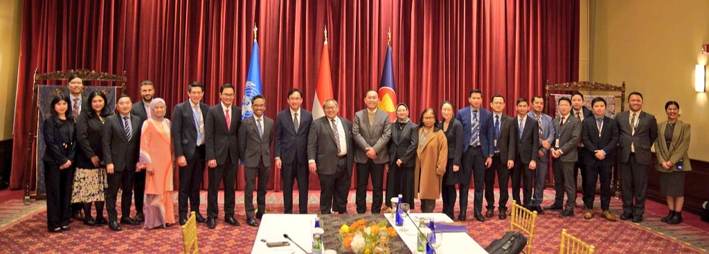 Singapore Mission UN (@singaporeun) on Twitter photo Singapore Deputy PR Karen Ong and First Secretary Vivek Ganesh had a meaningful engagement with World Bank and IMF Executive Directors at a meeting today with the ASEAN NY Community at <a href="/indonesiaunny/">Indonesian Mission to the UN</a> to discuss the role of the Bretton Woods Istitutions in the #FFD4 process. Singapore Deputy PR Karen Ong and First Secretary Vivek Ganesh had a meaningful engagement with World Bank and IMF Executive Directors at a meeting today with the ASEAN NY Community at <a href="/indonesiaunny/">Indonesian Mission to the UN</a> to discuss the role of the Bretton Woods Istitutions in the #FFD4 process.