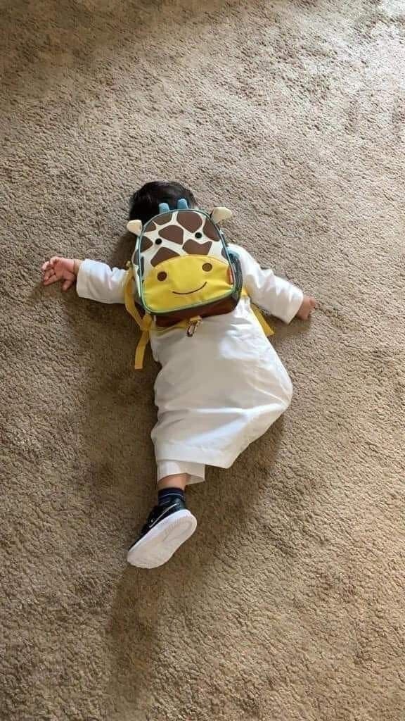 strepsilx's tweet photo. papah mamahnya sibuk pacaran, anaknya malah mau teraweh https://t.co/fWvRBsW4yQ