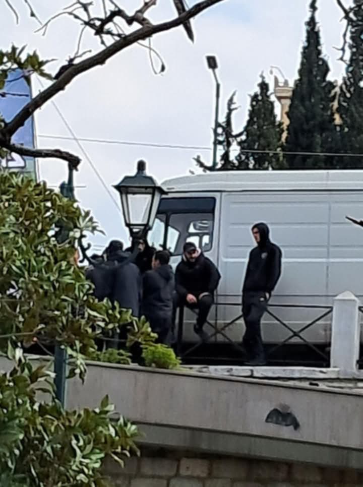 AretiAthanasiu's tweet photo. Τα "καλά παιδιά" λίγο πριν πάρουν εντολή να πιάσουν δουλειά. https://t.co/qfBuAc8Oyd