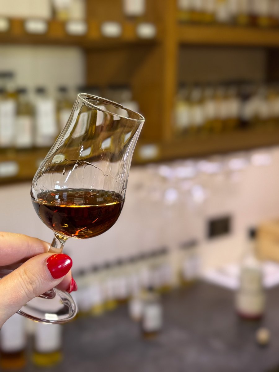 Our Sample Room may be modest in size but it is packed full of whisky treasure! This beauty is part of our next Cask Collection release... 
.
#adrattray #caskcollection #whiskysample