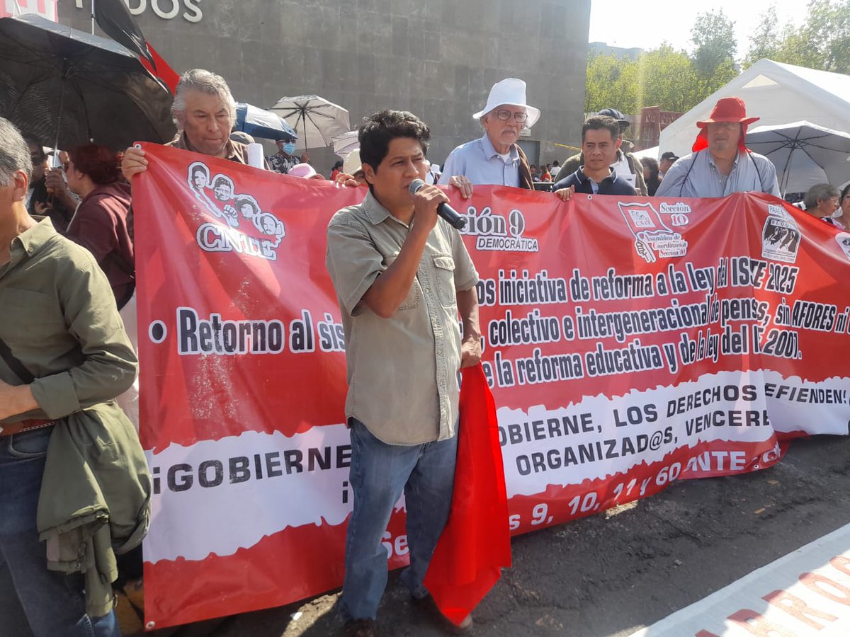 CNPA_MN's tweet photo. Presentes en el mitin en la cámara de Diputados, convocado por la CNTE (secc. IX, X, XI, LX) , para exigir la no aprobación de la Reforma al ISSSTE, propuesta por @Claudiashein.
Gobierne quien gobierne, los derechos se defienden!!
El pueblo unido, jamás será vencido!! https://t.co/YPpQXtnZE2
