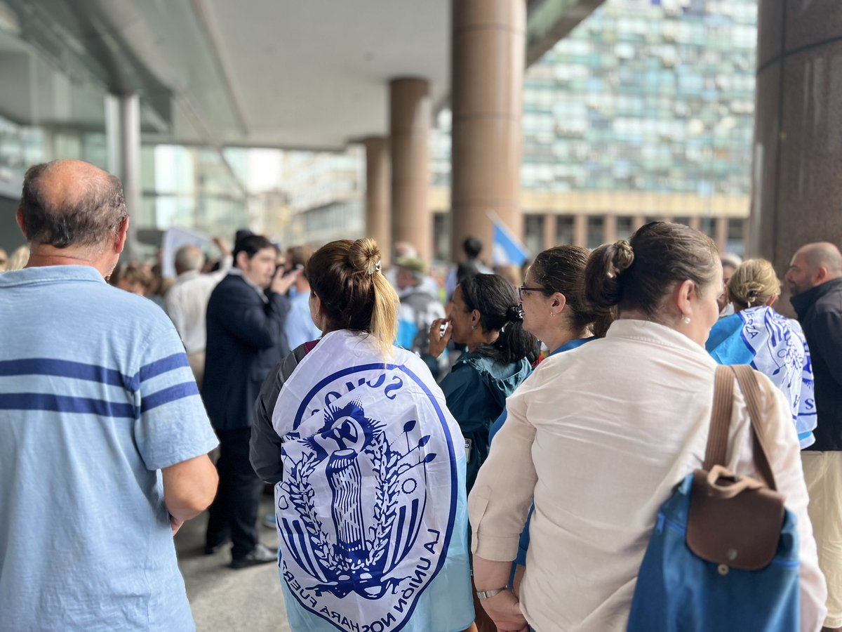PNACIONAL's tweet photo. ⚪️🔵 EL BLANCO NO DESTIÑE

Llegan los primeros militantes a agradecer la gestión al Presidente @LuisLacallePou y todo el equipo de gobierno

#OrgullosamenteGRACIAS https://t.co/902GtTABtC