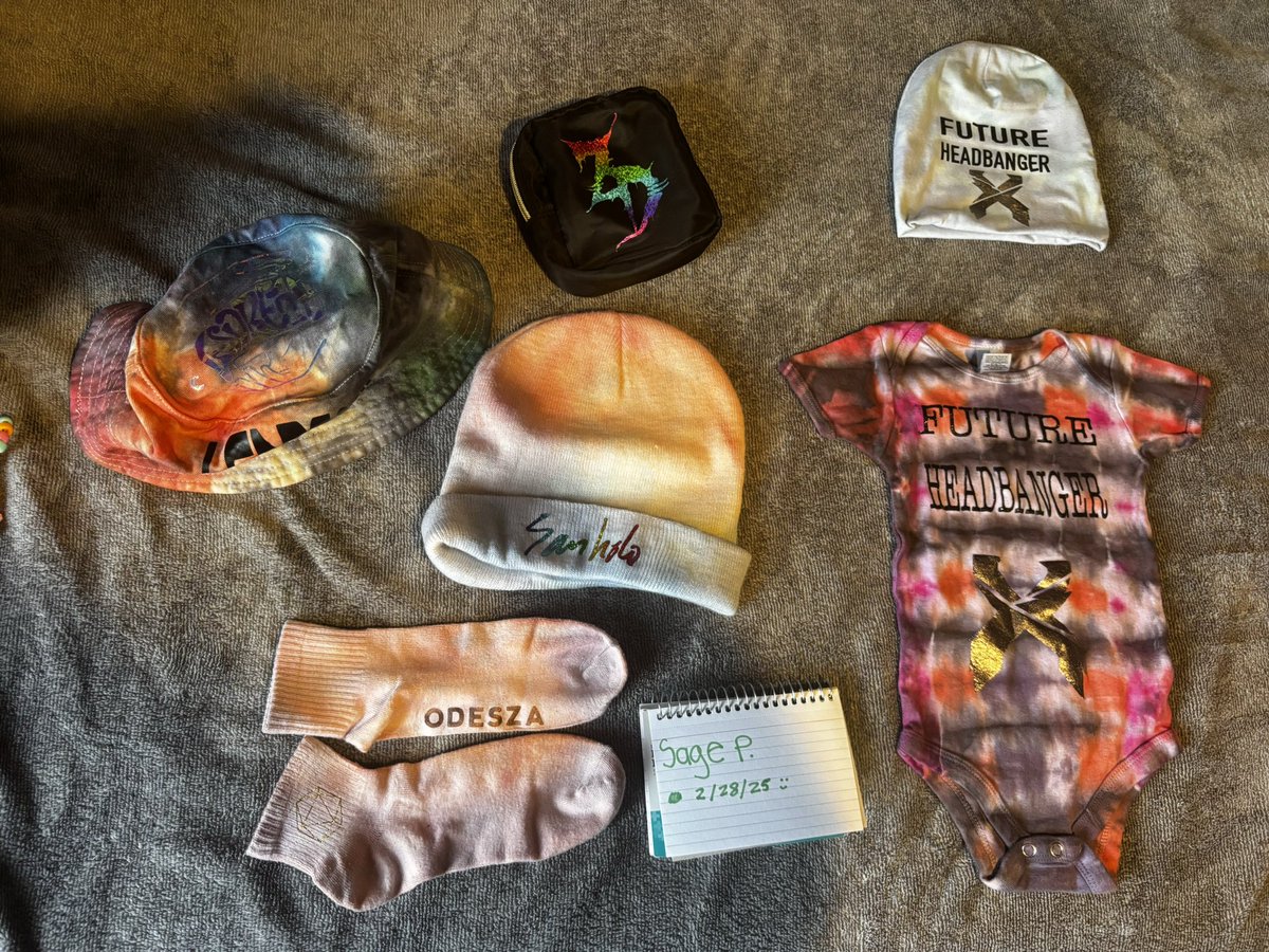 Cleaning out my inventory 💫

+ $5 for ships 🫶🏼

🦋 "Future Headbanger" baby set: $20
     • Hat (0-12mo) : $9
     • Onesie (6-12mo) : $13

🦋 Odezsa socks : $8

🦋 San Holo beanie : $20

🦋 LSDream bucket hat : $13 (some flaws in the black decal) 

🦋 ZD pouch : $10