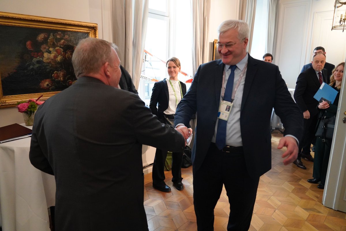 Lars Løkke Rasmussen (@larsloekke) on Twitter photo Lige talt med min ukrainske ven og kollega <a href="/andrii_sybiha/">Andrii Sybiha 🇺🇦</a> efter den ydmygende behandling af hans præsident i Det hvide Hus. Understreget Danmarks fortsatte støtte til en varig og retfærdig fred. Slava Ukraini. Lige talt med min ukrainske ven og kollega <a href="/andrii_sybiha/">Andrii Sybiha 🇺🇦</a> efter den ydmygende behandling af hans præsident i Det hvide Hus. Understreget Danmarks fortsatte støtte til en varig og retfærdig fred. Slava Ukraini.