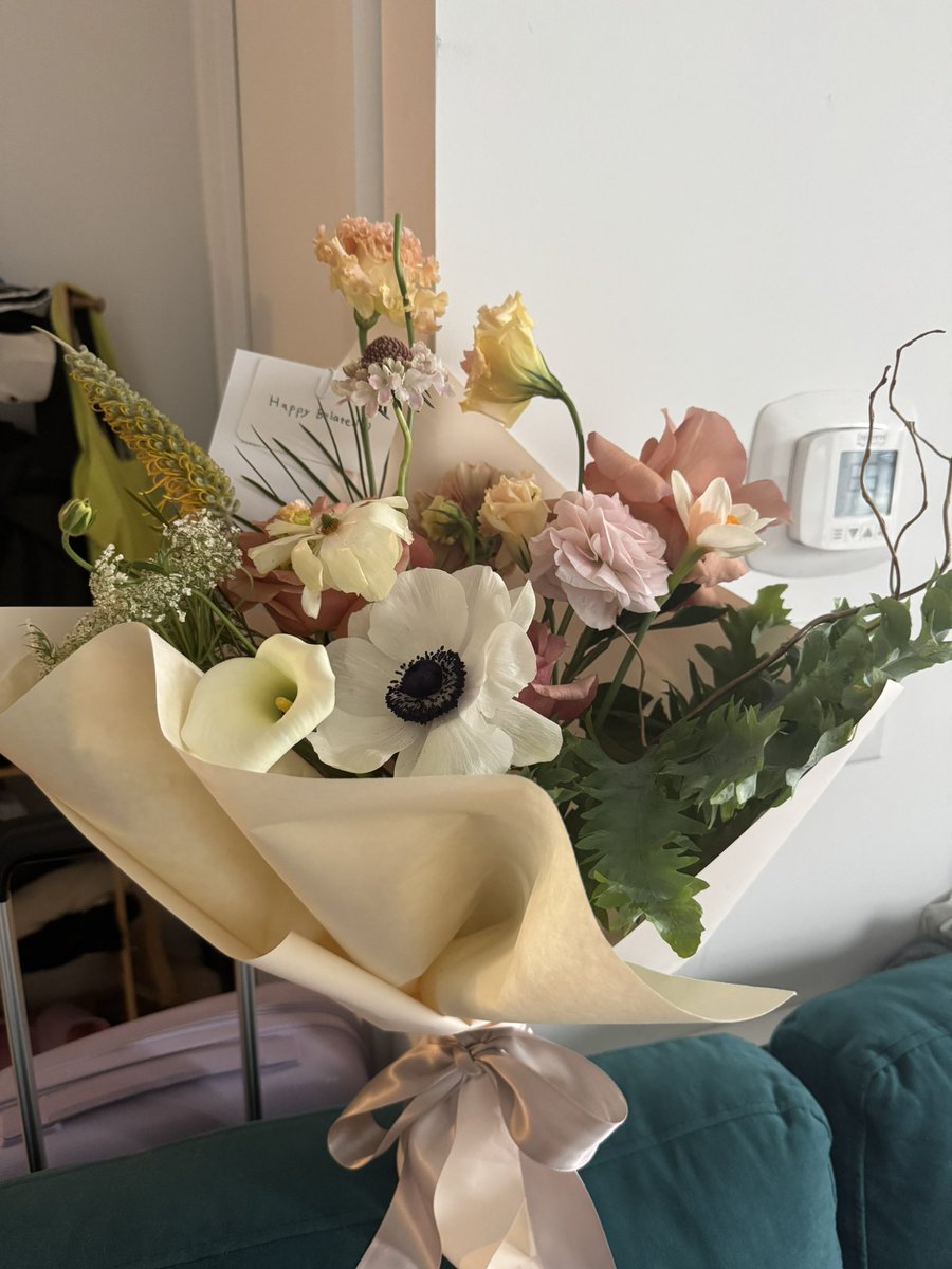 this is the prettiest bouquet i’ve ever received omg