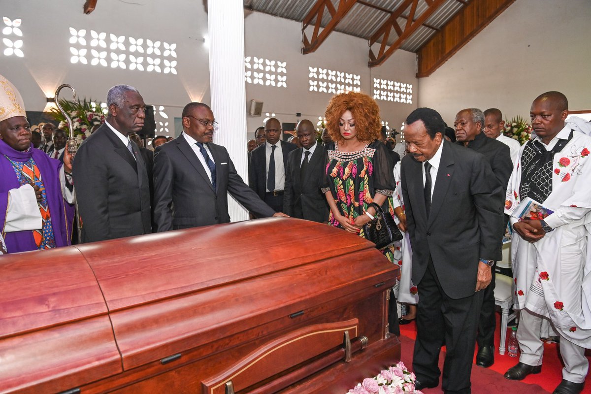 CabinetCivilPRC's tweet photo. Le Chef de l’Etat, S.E. Paul BIYA, et la Première Dame du Cameroun, Madame Chantal BIYA, ont rendu un dernier hommage à la Matriarche Martine MEBA, inhumée ce vendredi 28 février 2025 à Meyomessala.

#PaulBiya
#ChantalBiya
#Cameroun https://t.co/hyTw3EoKqI
