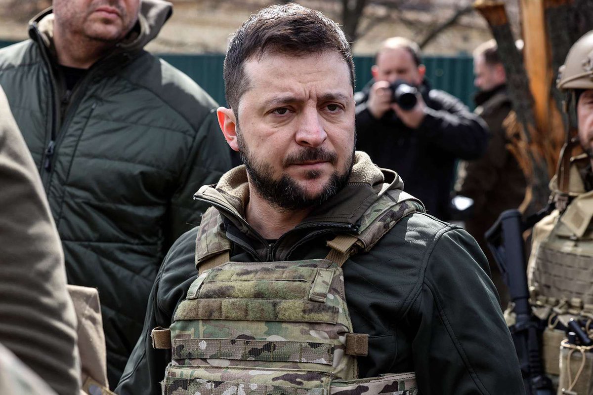 Um homem que não fugiu e que recusou ser resgatado enquanto o seu país era invadido. Que resistiu a diversas tentativas de assassinato e que pisa a linha da frente, ia agora aceitar ajoelhar-se perante a corja de traidores que ocupa a Casa Branca. A Europa tem de acordar de vez!