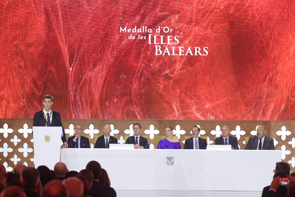 Celebram es Dia de Balears reconeguent trajectòries que fan grans ses Illes. 
Enhorabona  al contingent eivissenc desplaçat a València, enhorabona <a href="/TonyBonetAdlib/">Tony Bonet Adlib</a>, Premi Ramon Llull i María Luisa Cava de Llano, Medalla d’Or, per ser exemple i  orgull de ser d’aquesta terra.