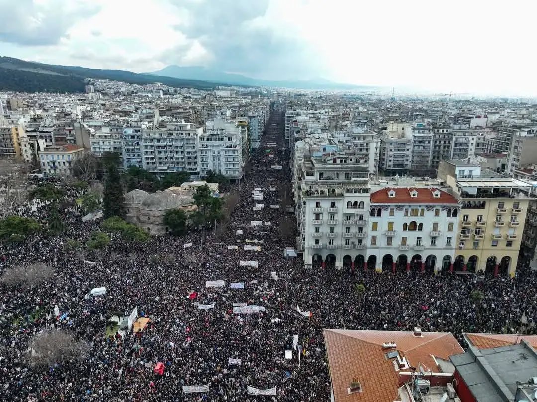 A Grécia inteira parada em uma aliança histórica entre a esquerda parlamentarista e o partido comunista. Pessoas gritando que suas vidas valem mais que o lucro, histórico