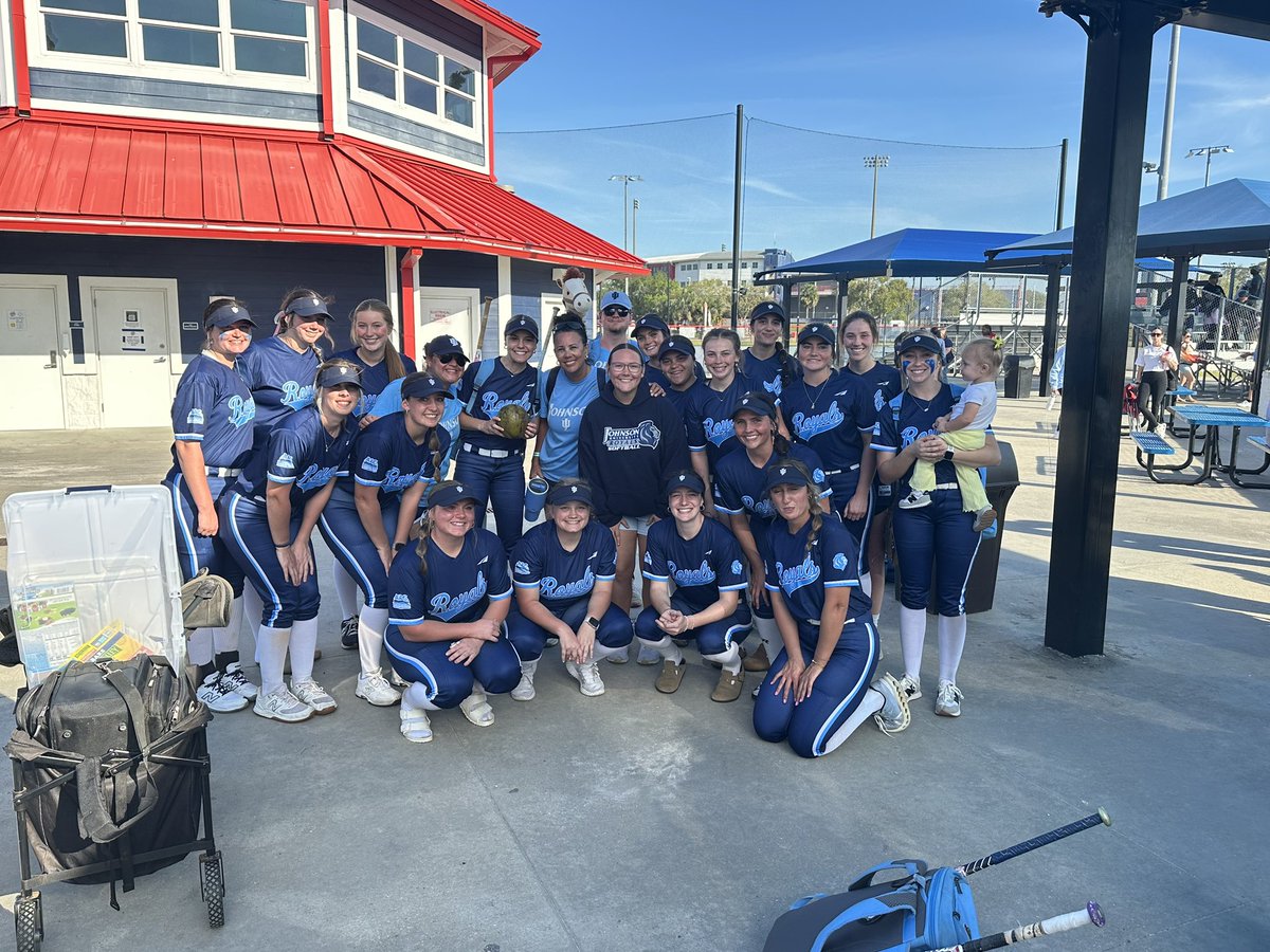 Last day playing at the beach. Beat a good Goshen team 2-1 this morning and lost to #19 St. Thomas 4-1. Thank you to alumni Nicole Reed for coming to support us today. She is the real OG!