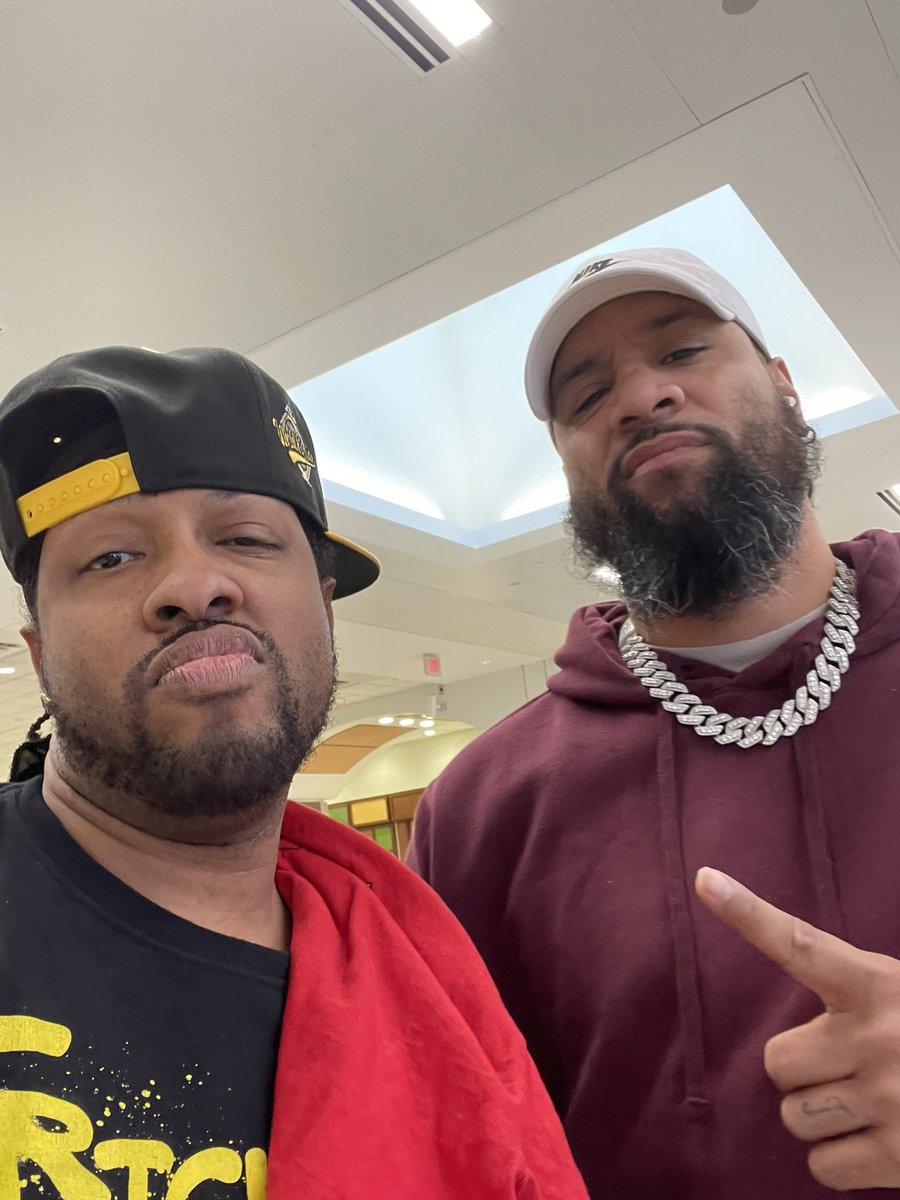 DJALL_REDDY's tweet photo. Shoutout to The Mf @WWEUsos that’s all I got to say today #JimmyUso #JeyUso #NoYeet #Yeet #UsoPenitentiary #DayOneIsh #BigJim #YeetMan #WWERaw #SmackDown #WrestleMania UGHH UGHH YEET !!!! https://t.co/mudVChniIC