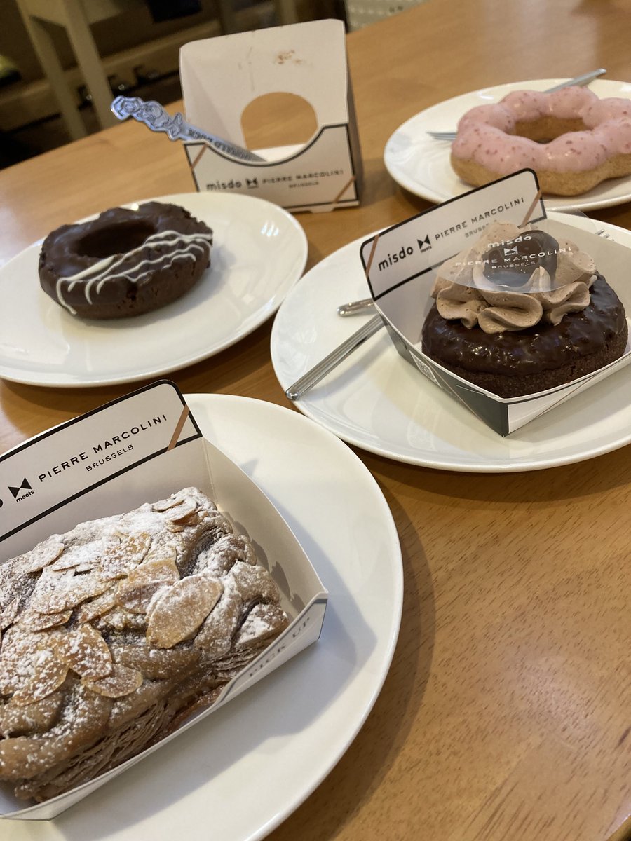 ouchitai_mana's tweet photo. 先日『ミスドが食べたい…』のつぶやきを聞いた夫がその日にピエール全種類を買って帰ってきてくれて、また食べたいなーと思ったらもう終わってしまい、次は桜が始まるのか…！また近々行かなくてはいけないじゃないか😍🍩
ミスドの期間限定メニューは一期一会✨ https://t.co/TqOJudfQdZ