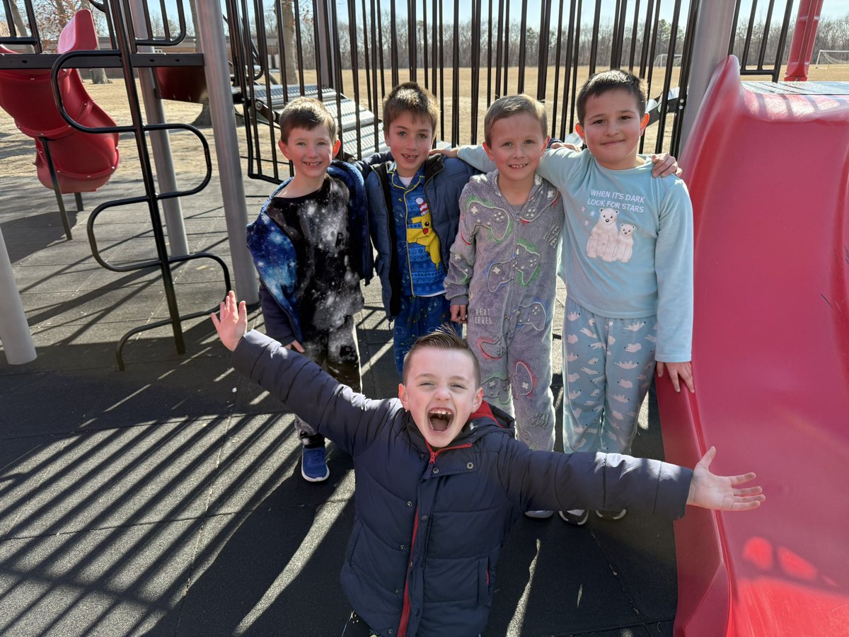 Miss_Comis's tweet photo. We got to spend our Fun Friday/PJ Day outside this afternoon ☀️ @CherokeeStCSD @ConnetquotCSD https://t.co/7MEuiYk944