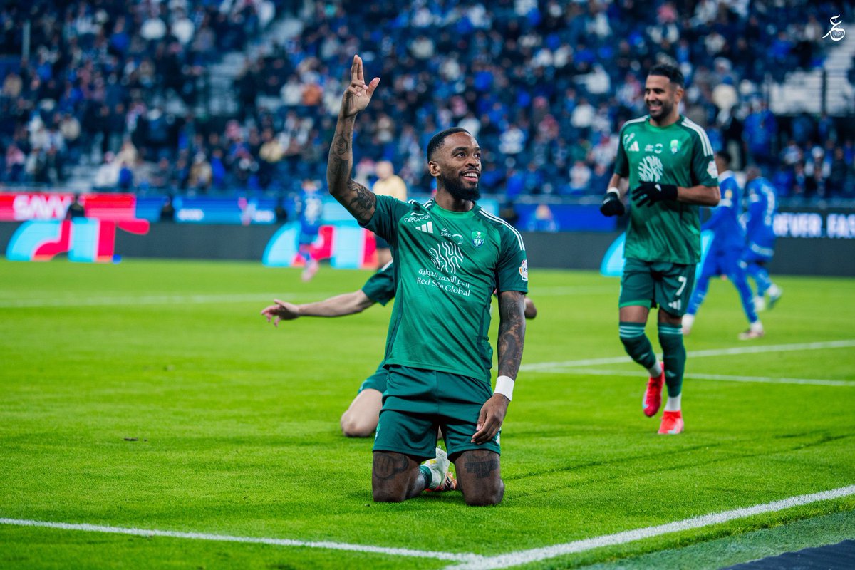 alhussiny1400's tweet photo. أنا الملكي 💚
نصف وزني شموخ  
والنصف الأخر كبرياء

#الاهلي https://t.co/lNNNcDKnOC