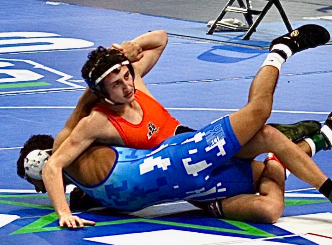 Q with a 15-1 win over Maximus Smith from Valley Central in Section VIII.
