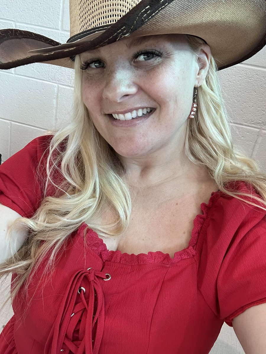 It’s Western Day at <a href="/BrosnahanES/">Brosnahan Elementary</a> so it’s time to scoot them boots! <a href="/PrinSilliman/">Dr. Renee Silliman</a> <a href="/cfisd/">cfisd</a>