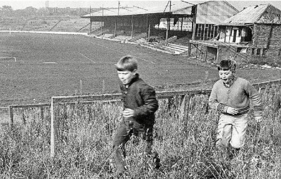 oakroyd's tweet photo. New Cathkin Park, #Glasgow, 1970s. #Thirds 🟥⬜️
(Source unknown) https://t.co/4igqAydntM