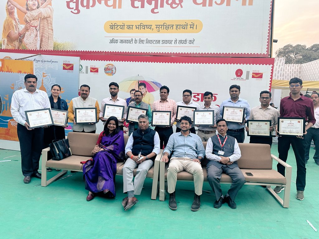 pmgallahabad's tweet image. प्रारम्भ से पूर्ण तक अद्भुत, अलौकिक एवं अविस्मरणीय रहा महाकुम्भ 2025 !

आज डाक विभाग द्वारा प्रदत्त सेवाओं में महत्वपूर्ण भूमिका निभाने वाले कर्मचारियों और अधिकारियों को सम्मानित किया गया। 

#IndiaPost #postoffice #PostMasterGeneral #motivation #dakkarmayogi #MahaKumbh2025