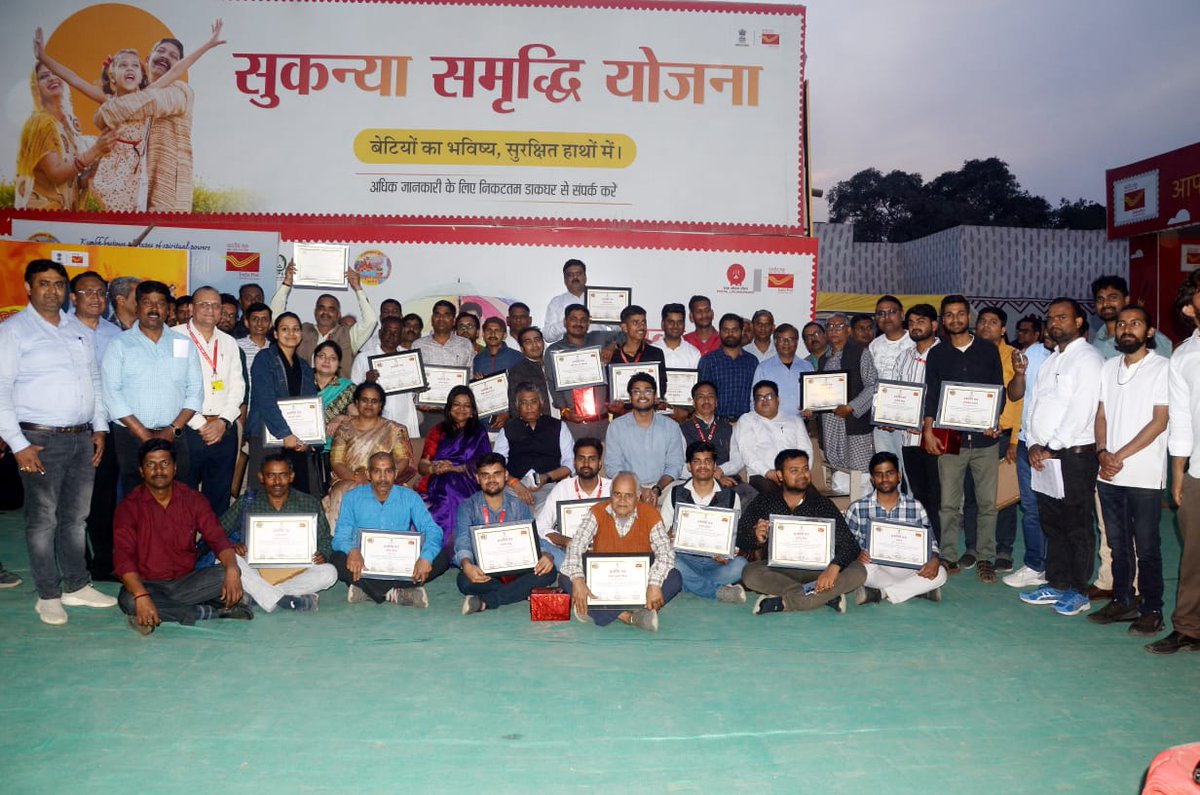 pmgallahabad's tweet image. प्रारम्भ से पूर्ण तक अद्भुत, अलौकिक एवं अविस्मरणीय रहा महाकुम्भ 2025 !

आज डाक विभाग द्वारा प्रदत्त सेवाओं में महत्वपूर्ण भूमिका निभाने वाले कर्मचारियों और अधिकारियों को सम्मानित किया गया। 

#IndiaPost #postoffice #PostMasterGeneral #motivation #dakkarmayogi #MahaKumbh2025