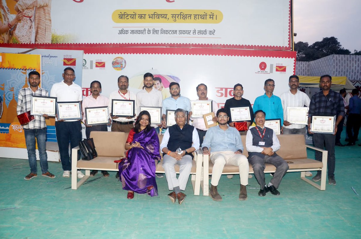 pmgallahabad's tweet image. प्रारम्भ से पूर्ण तक अद्भुत, अलौकिक एवं अविस्मरणीय रहा महाकुम्भ 2025 !

आज डाक विभाग द्वारा प्रदत्त सेवाओं में महत्वपूर्ण भूमिका निभाने वाले कर्मचारियों और अधिकारियों को सम्मानित किया गया। 

#IndiaPost #postoffice #PostMasterGeneral #motivation #dakkarmayogi #MahaKumbh2025