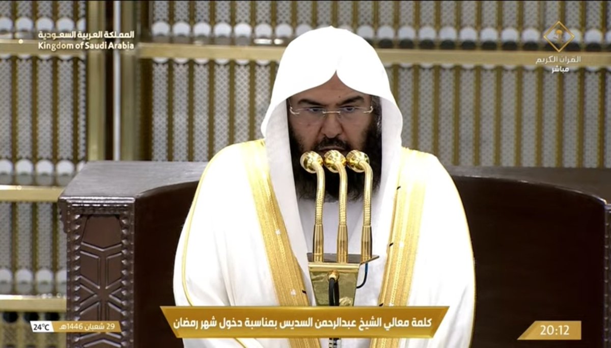 HaramainInfo's tweet photo. Sheikh Abdul Rahman Sudais speaking to the congregation after the Isha Prayers at Masjid Al Haram on the commencement of Ramadan https://t.co/91NfOLbSpI